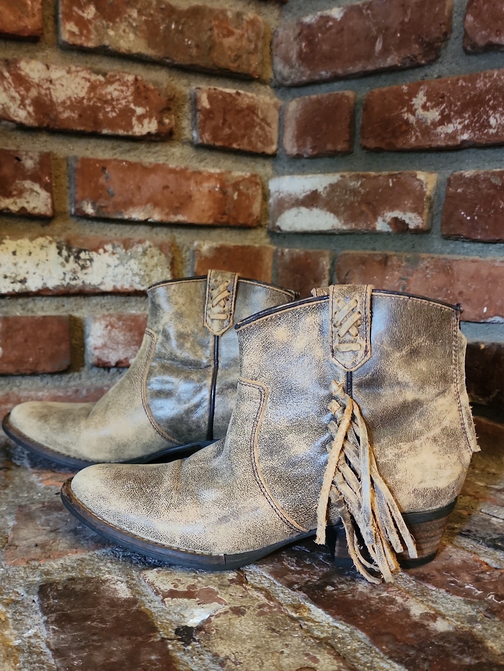 Very Volatile Lookout Taupe Fringe Western Ankle Boots Size 8.5